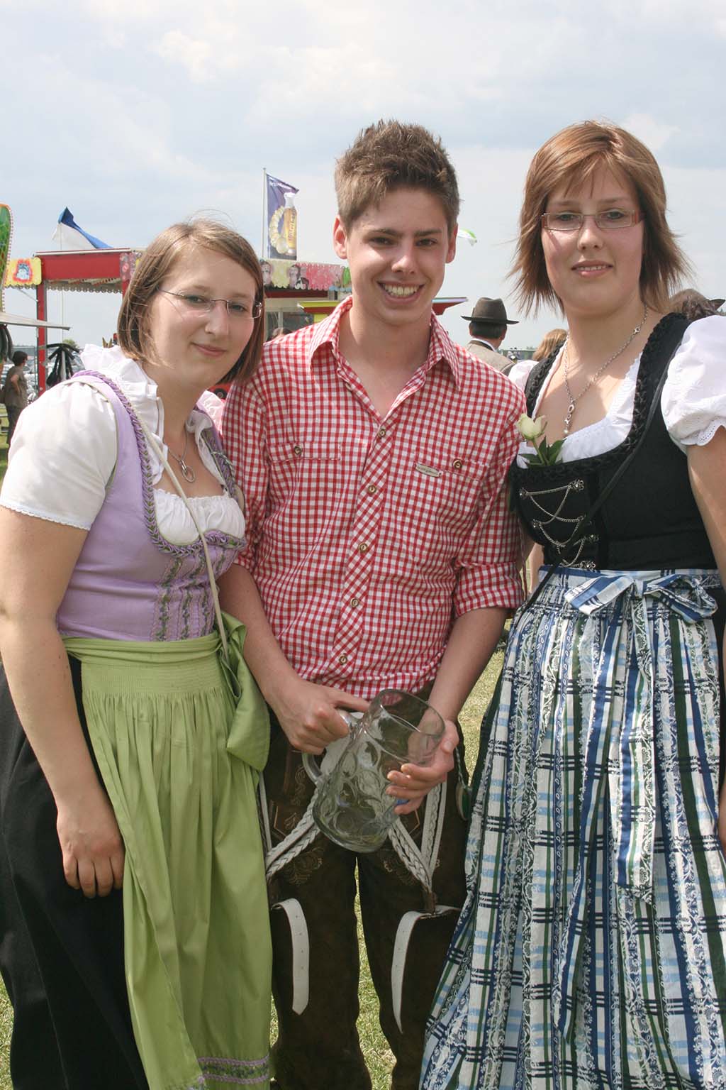 Schützenfest in Ehingen 2012 (v.l. Katharina Dorfmüller, Lukas Dorfmüller, Daniela Neureiter)